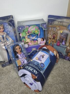 Disney Princes Wish Dolls & Playset Gift Set with Purple Throw Blanket